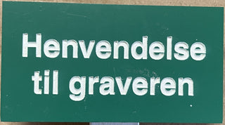 Kirkespyd med tekst i vejrbestandig plast