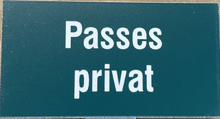 Kirkespyd med tekst i vejrbestandig plast